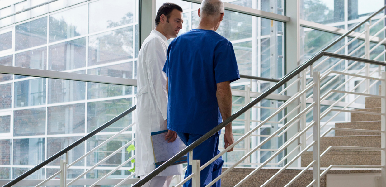 Coverbild Spotlight Krankenhaus und für die Studie Faktencheck Gesundheit Krankenhausstrukturen.
Ein Arzt und ein Pfleger gehen die Treppe in einem Krankenhaus hoch. Coverbild Spotlight Krankenhaus und für die Studie Faktencheck Gesundheit Krankenhausstrukturen.
Ein Arzt und ein Pfleger gehen die Treppe in einem Krankenhaus hoch.