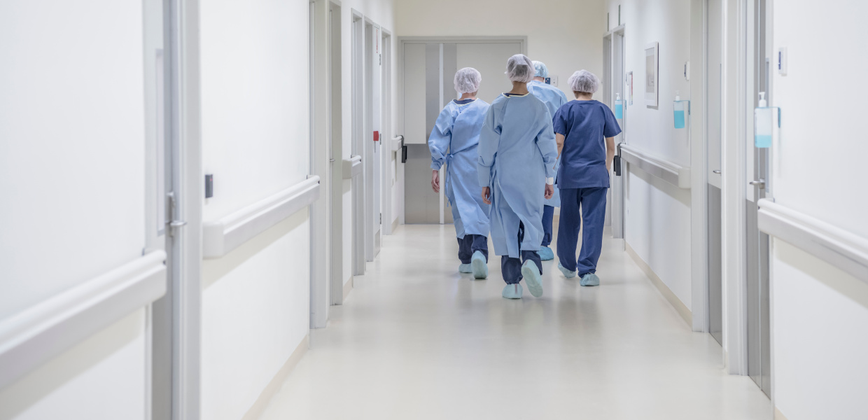 View from behind of four doctors in hospital corridor walking away from camera. Medical team in modern hospital corridor wearing surgical scrubs. Rear view of surgeons walking down hospital corridor wearing scrubs. Sicht von hinten auf vier Ärzte, die einen Krankenhausflur entlang laufen und bereits OP-Kleidung tragen.
Bestellt am 07.06.2017 in einer Standard-Lizenz plus Mehrplatzlizenz für den Faktencheck und Spotlight.