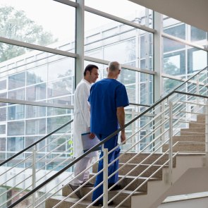 Arzt und Pfleger auf Krankenhaustreppe